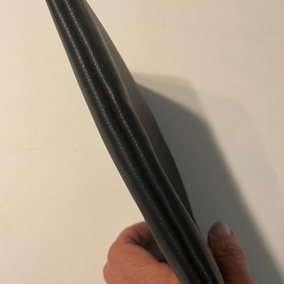 Steve Madden - NWOT -wristlet 5”x 7”- faux pebble leather - pewter accent pull - Picture 6 of 6